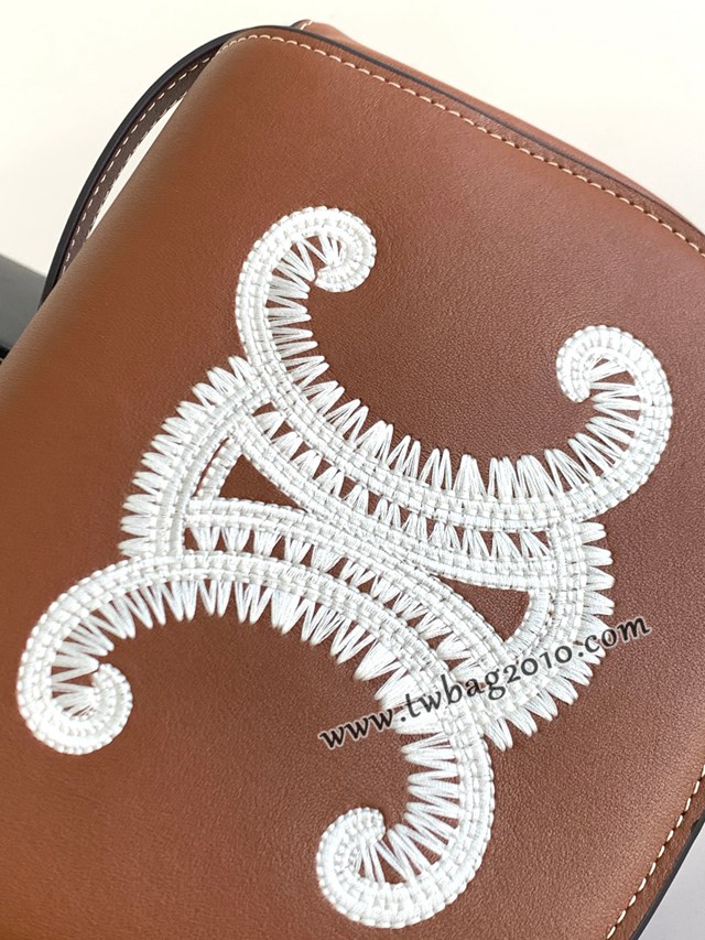 Celine專櫃23s早春系列CUIR FOLCO TRIOMPHE光滑牛皮革刺繡手袋 賽琳FOLCO刺繡馬鞍包 sldj2422